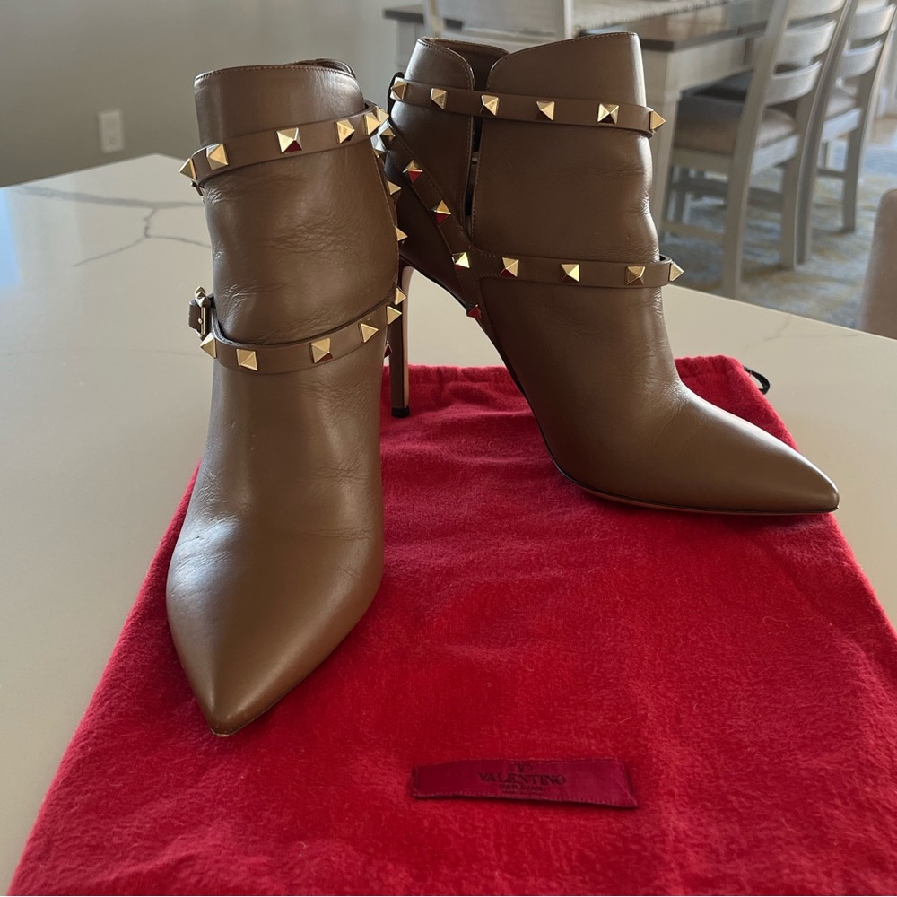 Valentino Garavani Rockstud Ankle Heeled Boots Cognac Booties Size 39.5 - Picture 7 of 14